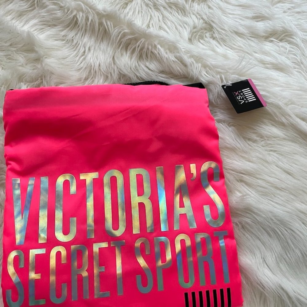 NWT Victoria's Secret sport bright pink nylon large gym/ yoga mat bag